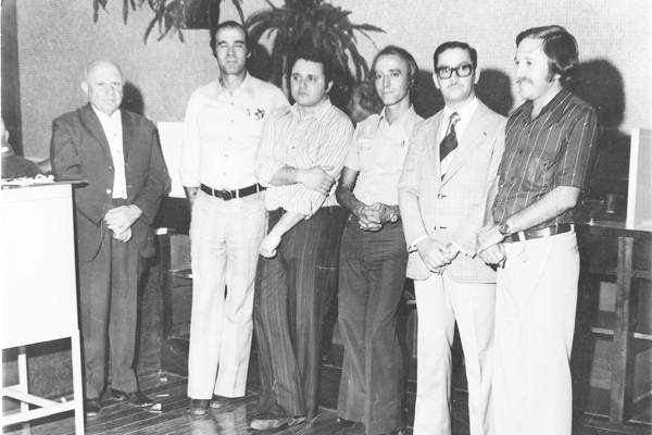 O leitor e amigo Antonino Vasconcelos envia esta foto, lá do ano de 1975, durante um evento acontecido na agência do antigo Banco Auxiliar, onde ele foi gerente. Da esquerda para a direita: Nazareth Baidarian, Wílson Vendramini, Antônio Luís Zuliani (foi 